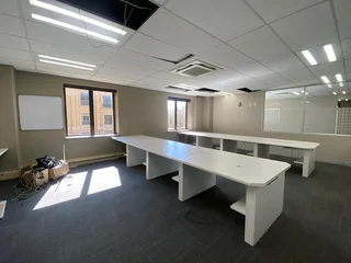 500 sqm Office To Let in Fourways