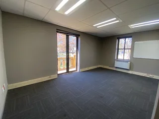 500 sqm Office To Let in Fourways