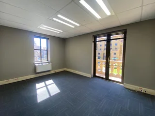 500 sqm Office To Let in Fourways