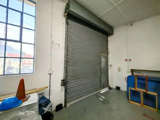 945m² Industrial Space To Let in Observatory