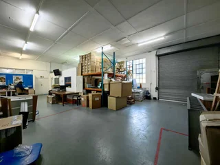 945m² Industrial Space To Let in Observatory