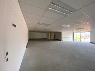 330 sqm Office To Let in Fourways