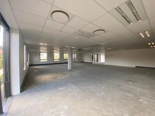 330 sqm Office To Let in Fourways