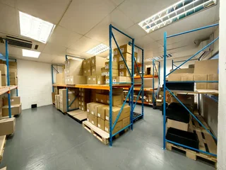 945m² Industrial Space To Let in Observatory