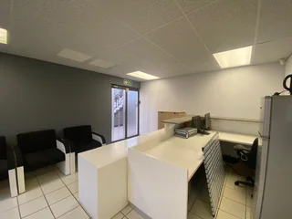 391 sqm Office To Let in Fourways