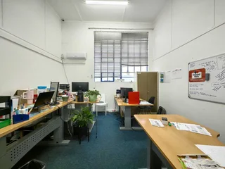 945m² Industrial Space To Let in Observatory