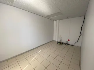 391 sqm Office To Let in Fourways