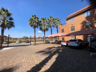 391 sqm Office To Let in Fourways