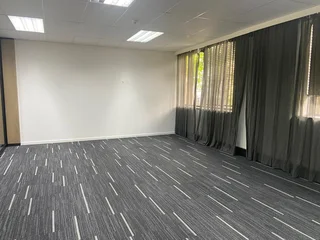 752 sqm Office To Let in Bryanston