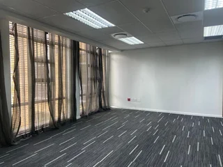 752 sqm Office To Let in Bryanston