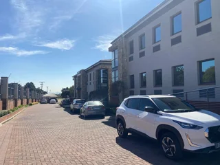 220 sqm Office To Let in Fourways