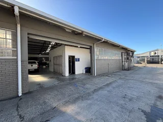 600m² Industrial Warehouse with a 270m² private yard To Let  in Paarden Eiland