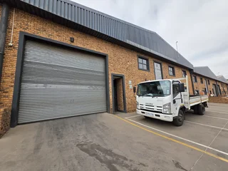 Warehouse To Let in Brentwood Business Park, Brentwood Park.
