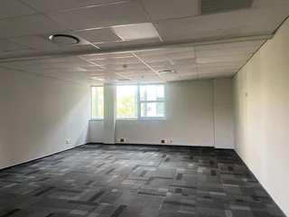 665 sqm Office To Let in Fourways
