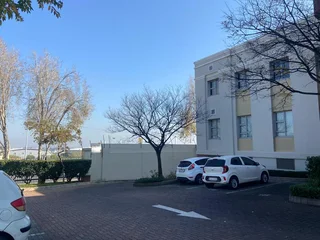 220 sqm Office To Let in Fourways