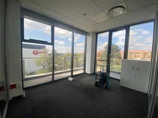 350 sqm Office To Let in Bryanston
