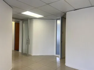 338 sqm Office To Let in Bryanston