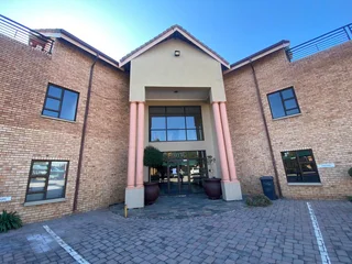 215 sqm Office To Let in Fourways