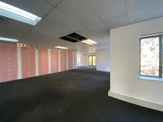 513 sqm Office To Let in Bryanston