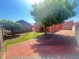 Neat 2-Bedroom Home with Business Potential – Vosloorus Ext 10