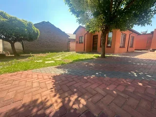 Neat 2-Bedroom Home with Business Potential – Vosloorus Ext 10