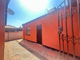 Neat 2-Bedroom Home with Business Potential – Vosloorus Ext 10