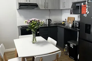 Stylish Modern 1-bedroom And 1-bathroom Apartment: Contemporary Comfort And Prime Location