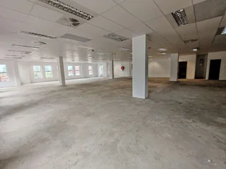 Large - Prime Commercial Space for Lease: Ideal for Your Business