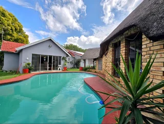 Modern Family Comfort with Pool, Solar & Entertainer’s Lapa in General Albertspark