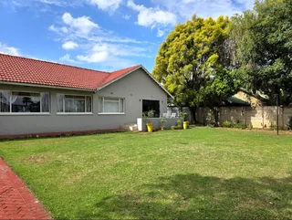 Modern Family Comfort with Pool, Solar &amp; Entertainer’s Lapa in General Albertspark