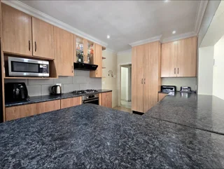 Modern Family Comfort with Pool, Solar &amp; Entertainer’s Lapa in General Albertspark