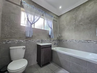 Modern Family Comfort with Pool, Solar &amp; Entertainer’s Lapa in General Albertspark