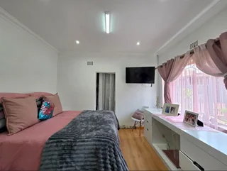 Modern Family Comfort with Pool, Solar &amp; Entertainer’s Lapa in General Albertspark