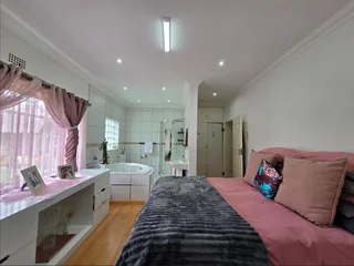 Modern Family Comfort with Pool, Solar &amp; Entertainer’s Lapa in General Albertspark