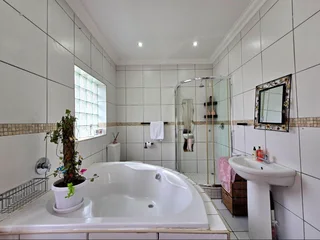 Modern Family Comfort with Pool, Solar &amp; Entertainer’s Lapa in General Albertspark