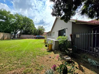 Modern Family Comfort with Pool, Solar &amp; Entertainer’s Lapa in General Albertspark