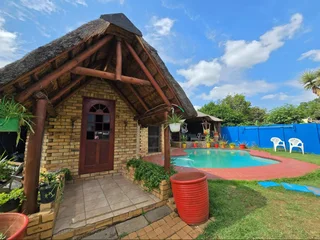 Modern Family Comfort with Pool, Solar &amp; Entertainer’s Lapa in General Albertspark