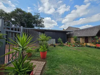 Modern Family Comfort with Pool, Solar &amp; Entertainer’s Lapa in General Albertspark