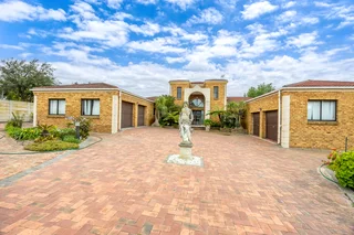 TRIPLE LIVING AT ITS BEST / DEVELOPMENT OPPORTUNITY