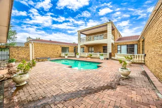 TRIPLE LIVING AT ITS BEST / DEVELOPMENT OPPORTUNITY