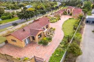 TRIPLE LIVING AT ITS BEST / DEVELOPMENT OPPORTUNITY