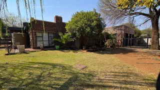 “Comfort, Space & Convenience – 5-Bedroom Home with Multiple Garages”