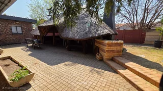 “Comfort, Space &amp; Convenience – 5-Bedroom Home with Multiple Garages”