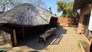 “Comfort, Space &amp; Convenience – 5-Bedroom Home with Multiple Garages”