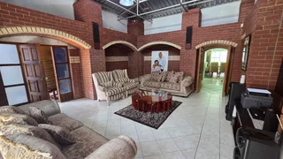 “Comfort, Space &amp; Convenience – 5-Bedroom Home with Multiple Garages”