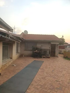 Opportunity Awaits: Spacious 3-Bedroom Home with Private 1-Bedroom Flatlet in Secure Dewald Hatti...