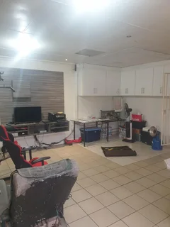 Opportunity Awaits: Spacious 3-Bedroom Home with Private 1-Bedroom Flatlet in Secure Dewald Hatti...