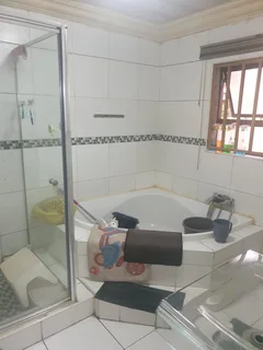 Opportunity Awaits: Spacious 3-Bedroom Home with Private 1-Bedroom Flatlet in Secure Dewald Hatti...