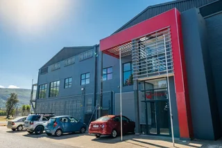 881 m² Riverfront Office Space to Let – Paarl