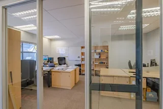 881 m² Riverfront Office Space to Let – Paarl